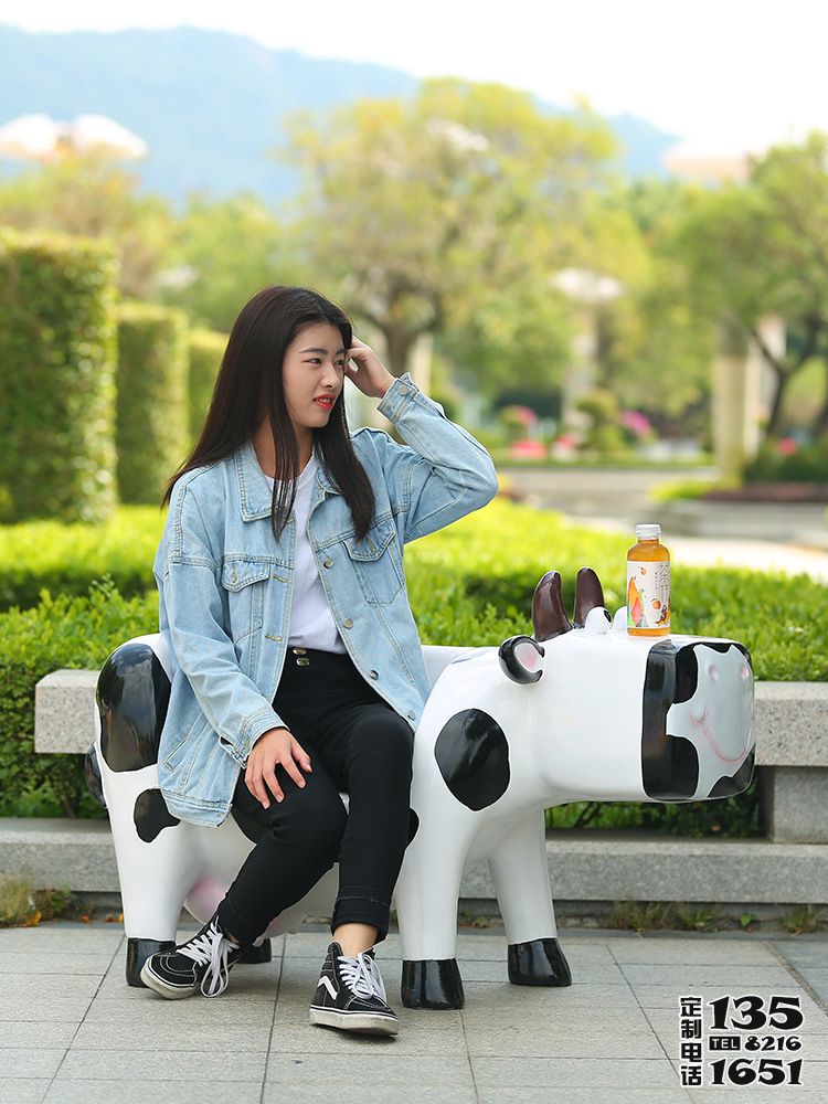 公園一只大號(hào)可以坐的卡通玻璃鋼奶牛雕塑 公園一只大號(hào)可以坐的卡通玻璃鋼奶牛雕塑