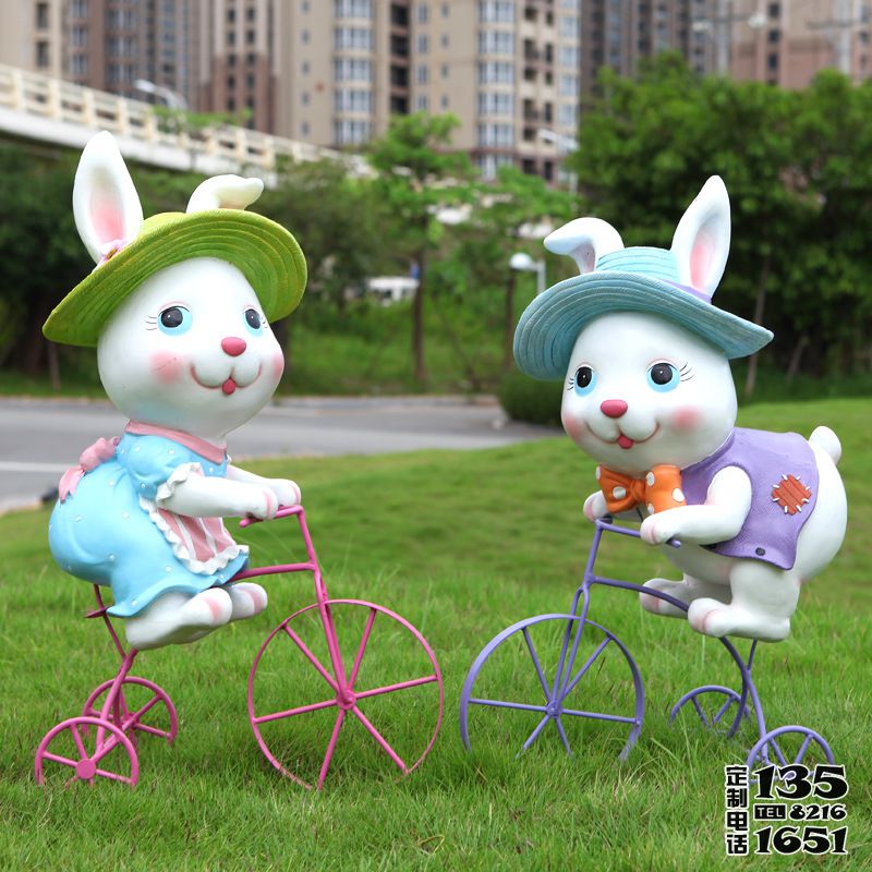 公園玻璃鋼騎自行車的卡通兔子雕塑 公園玻璃鋼騎自行車的卡通兔子雕塑