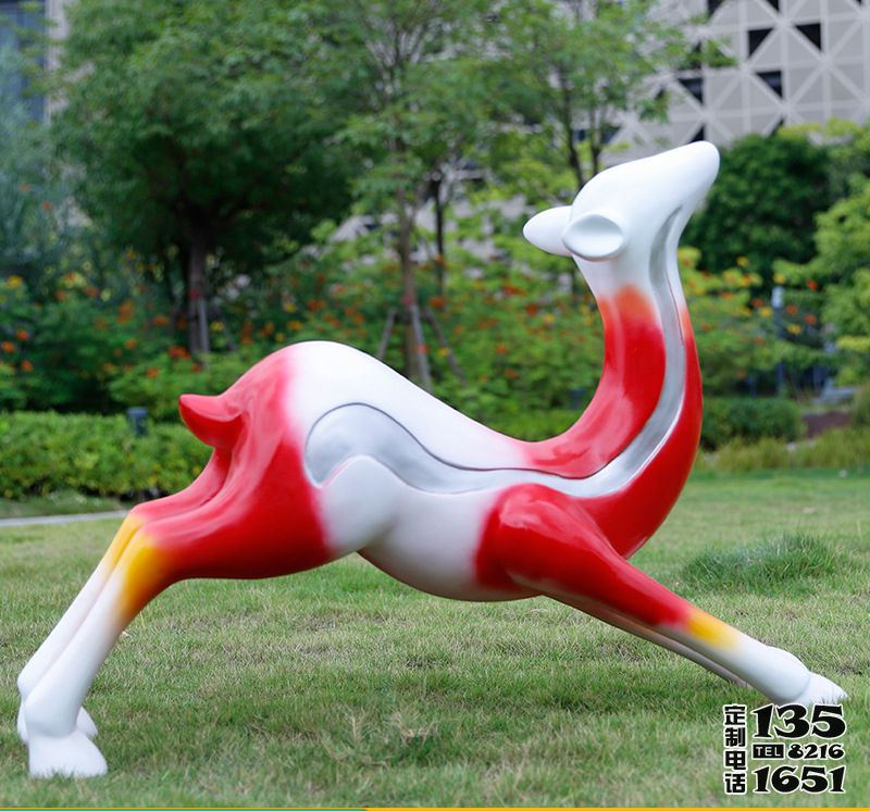 公園草坪上伸懶腰的玻璃鋼彩繪小鹿雕塑 公園草坪上伸懶腰的玻璃鋼彩繪小鹿雕塑