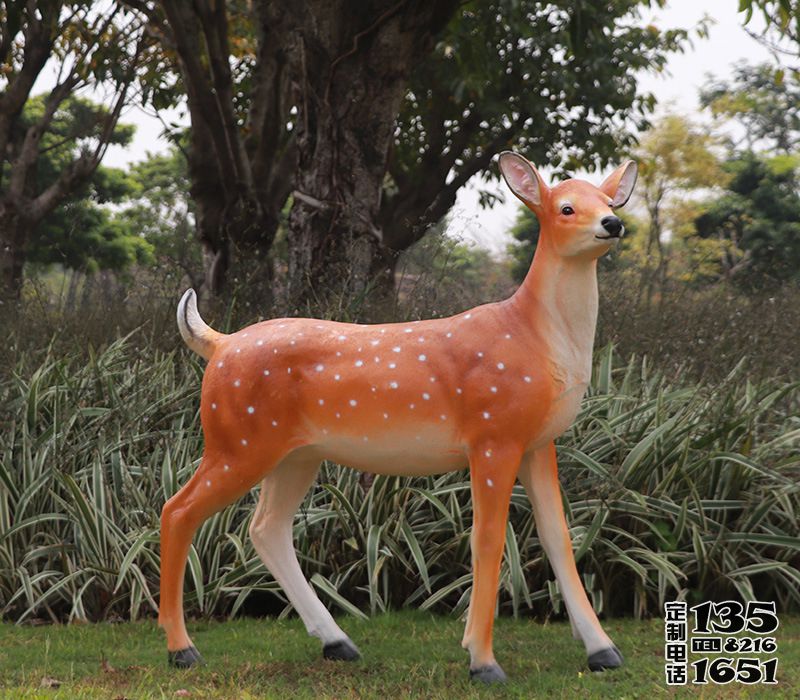 公園草坪上一只漂亮的玻璃鋼仿真鹿雕塑 公園草坪上一只漂亮的玻璃鋼仿真鹿雕塑